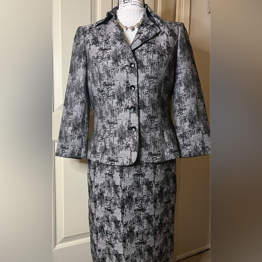 Spectacularly Tailored NWOT Jacquard Tahari Suit by Arthur S Levine - Pristine